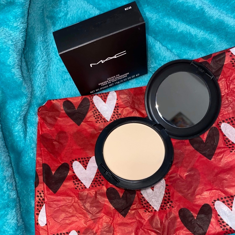 🖤 New Mac NC40 Studio Fix Powder + Foundation 🖤